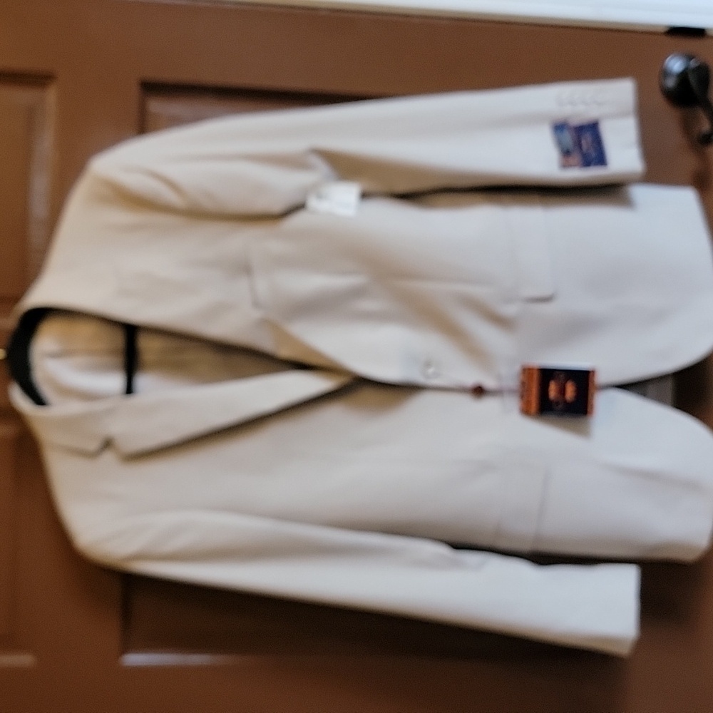 Carlo Lusso-2 button beige Jacket Size 38 L. NWT.